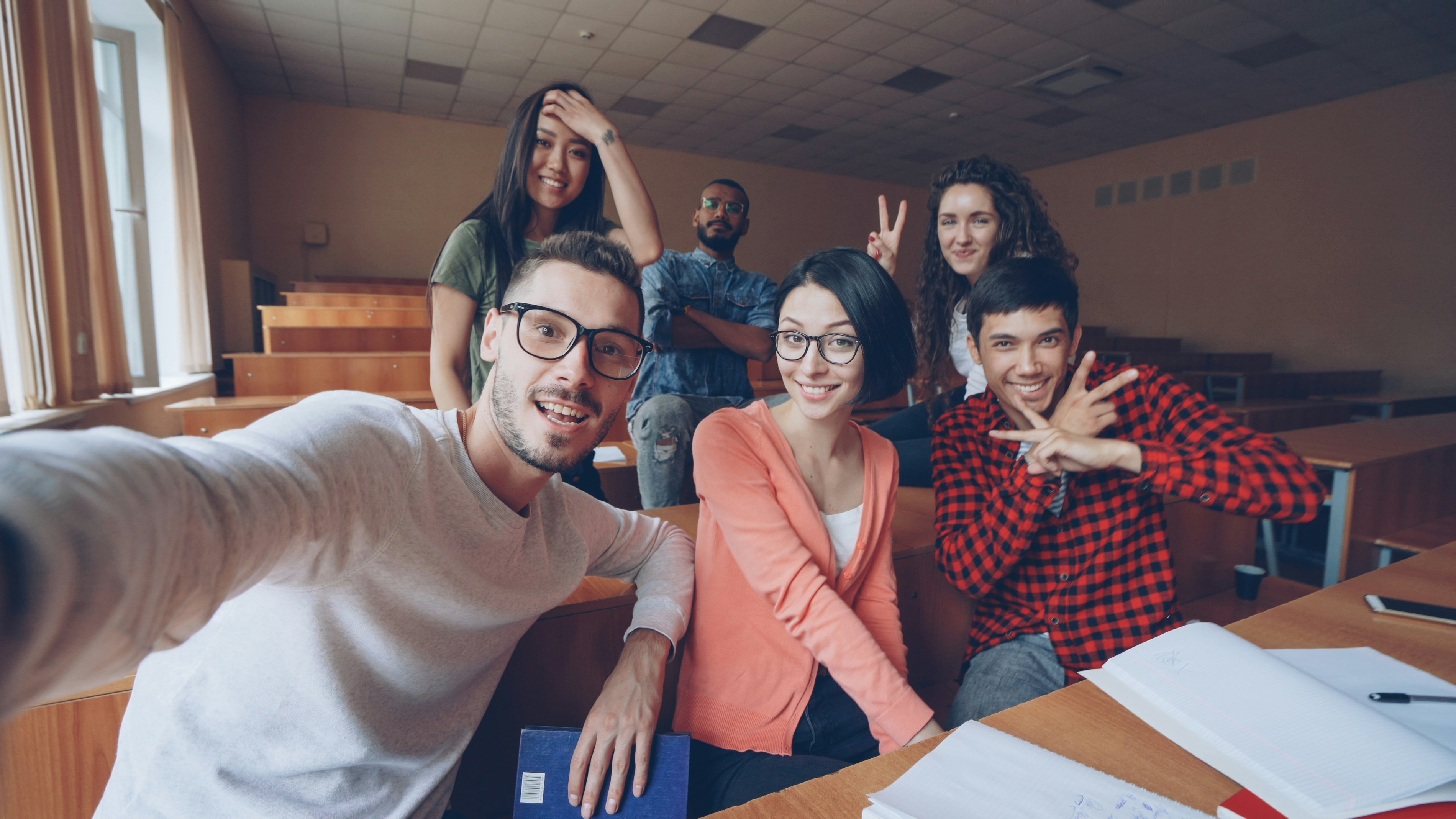 Studierende in einem Seminarraum